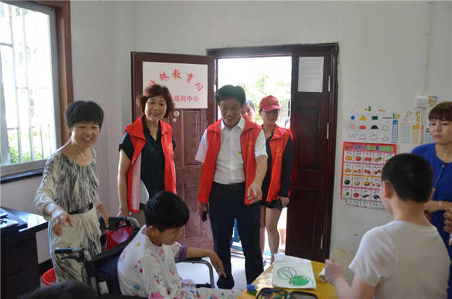 城投集團(tuán)開展“傳承紅色基因，敬老愛幼先行” 現(xiàn)場(chǎng)獻(xiàn)愛心活動(dòng)
